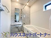 心地よいバスタイムを演出する浴室はゆとりあるサイズを採用。保温機能付き、汚れをはじく有機ガラス系の新素材を採用した浴室。美しく機能的な設備を採用。
