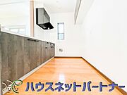 カウンターキッチンは広くて収納力もあるので、快適に料理をすることができます。食器や炊事用具を手の届くところに配置しやすいため調理もスピーディーです。
