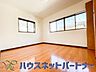 寝室：ベッドを置いて主寝室をイメージ。それでも広々してますね。