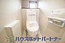 トイレ：小窓を設置する事により明るく、通気性の良いトイレとなっております。中はゆとりのある大きさを確保しておりますので、ゆったりとお使い頂けます。 