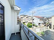 南向きバルコニーから明るい陽射しと爽やかな風がお部屋へと流れ込む、心地よい空間です。
