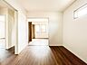 洋室：柔らかな日差しが入る洋室は落ち着いた雰囲気のお部屋です。ベッドを置いてゆったりと心も体も休まるお部屋へ。