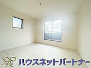 柔らかな光り差し込む家族に優しい洋室は子供部屋にぴったり。