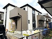 街に溶け合う美しい景観と、採光や風通しを考えて設計された間取り。近隣の視線を考え調整した窓位置など、外観だけでなく、住まうご家族の心地よさを最優先しました。