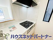 三口コンロで料理の幅を拡げてくれる使いやすいシステムキッチンを採用。洗い場も大きいので野菜や食器を洗ったりする際にも捗り、奥様の強い味方となってくれるはずです。