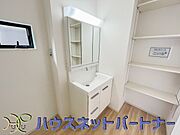 大きく見やすい三面鏡で清潔感ある洗面台は、身だしなみチェックや肌のお手入れに最適です。何かと物が増える場所だからこそ、スッキリと見映えの良い空間に拵えました。