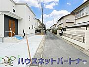 前面道路でお車を駐車するのも楽々。