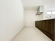 キッチン吊戸棚を無くす事によって、コミュニケーションを重視した設計に致しました。区画によって変わる一体感を、実際にご覧になって頂けましたらと思います。 