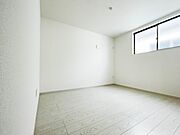 陽当たりの良い窓からは、清清しい風を室内に送り込んでくれます。快適な生活を楽しめます。