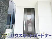 玄関の扉を開けるとそこは家族の待つお家。笑い声が聞こえてきそう。