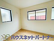 広過ぎず、快適すぎない子ども部屋。勉強と寝るだけの部屋にすることで閉じこもりがなくなり、リビングで過ごす時間が増えると言われています。