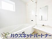 高級感溢れるカラーと大きさ・柔らかな曲線で構成された半身浴も楽しめるバスタブが心地よさをもたらします。