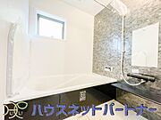 心地よいバスタイムを演出する浴室はゆとりあるサイズを採用。保温機能付き、汚れをはじく有機ガラス系の新素材を採用した浴室。美しく機能的な設備を採用。