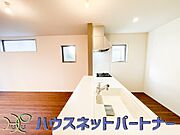 明るく開放的なダイニング。家族とのコミュニケーションが取りやすく、みんなの笑顔が溢れます