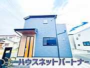 街に溶け合う美しい景観と、採光や風通しを考えて設計された間取り。近隣の視線を考え調整した窓位置など、外観だけでなく、住まうご家族の心地よさを最優先しました。