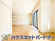 リビングに隣接して居室があります。リビングと一体で使うこともできて、間仕切りをして個室としても使うことができます。収納もある為、快適空間が作れます。