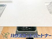 ビルトイン食器洗乾燥機完備。家事のお手伝いをしてくれる奥様の味方です。食器を洗っている間にお掃除など、様々なシーンで家事の時短に役立つ食洗機。省スペースのビルトインタイプを採用致しました。