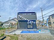 堂々たる趣ながら、主張し過ぎずどこか余裕を感じさせるシャープなフォルムで佇む邸宅は、晴天の空と照らし合わせる事で、本来あるべき完成形の姿を見せてくれます。