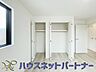 収納：壁面クローゼットのメリットは、衣類が横一列に並ぶためひと目で洋服が選びやすいこと。衣類をたくさんお持ちの方も、限られたスペース内に無理なく収納することができます。