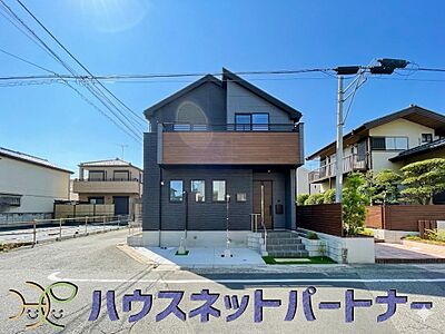 外観:堂々たる趣ながら、主張し過ぎずどこか余裕を感じさせるシャープなフォルムで佇む邸宅は、晴天の空と照らし合わせる事で、本来あるべき完成形の姿を見せてくれます。 外観:堂々たる趣ながら、主張し過ぎずどこか余裕を感じさせるシャープなフォルムで佇む邸宅は、晴天の空と照らし合わせる事で、本来あるべき完成形の姿を見せてくれます。