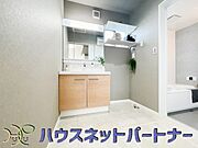 大きく見やすい三面鏡で清潔感ある洗面台は、身だしなみチェックや肌のお手入れに最適です。何かと物が増える場所だからこそ、スッキリと見映えの良い空間に拵えました。