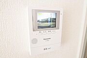 【TVモニター付インターホン】 来訪者の様子を室内TVモニターでチェック。対応したくないセールスを断りやすく、子どもに留守番をさせるときも安心。不在時の来訪者を録画でき、犯罪抑止効果も期待できます。