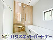 心地よいバスタイムを演出する浴室はゆとりあるサイズを採用。保温機能付き、汚れをはじく有機ガラス系の新素材を採用した浴室。美しく機能的な設備を採用。