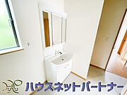 大きく見やすい三面鏡で清潔感ある洗面台は、身だしなみチェックや肌のお手入れに最適です。何かと物が増える場所だからこそ、スッキリと見映えの良い空間に拵えました。