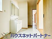 十分な大きさの洗面台は、身だしなみチェックや歯磨きなど、朝の慌ただしい時間でもホテルライクなスペースで余裕とゆとりを感じて頂けます。