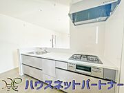 三口コンロで料理の幅を拡げてくれる使いやすいシステムキッチンを採用。洗い場も大きいので野菜や食器を洗ったりする際にも捗り、奥様の強い味方となってくれるはずです。