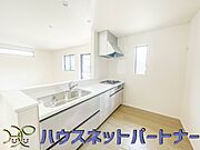 カウンターキッチンなら、リビングで遊ぶ子供の様子を見ながら料理ができるので安心です。料理を運んでもらったり、子供にお手伝いしてもらいやすいのもいいですね♪