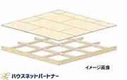1階と2階の床に厚さが24ｍｍの合板を敷く「剛床工法」を選びました。これは構造用面材を土台と梁に直接留めつける工法で、床を一つの面として家全体を一体化することで、横からの力にも非常に強い構造となります