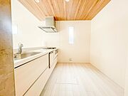 カウンターキッチンなら、リビングで遊ぶ子供の様子を見ながら料理ができるので安心です。料理を運んでもらったり、子供にお手伝いしてもらいやすいのもいいですね♪