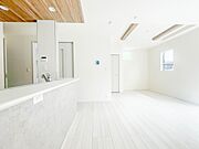 明るく開放的なダイニング。家族とのコミュニケーションが取りやすく、みんなの笑顔が溢れます