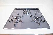 三口コンロで料理の幅を拡げてくれる使いやすいシステムキッチンを採用。洗い場も大きいので野菜や食器を洗ったりする際にも捗り、奥様の強い味方となってくれるはずです。