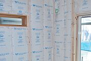 木造住宅の壁内は耐震金物や手すりの取り付け下地などでとても入り組んだ形状をしており、その隅々まで隙間なく断熱材が入っていないと腐朽菌やカビが発生する恐れがあります。いろどりアイタウンの壁内はガラスを原