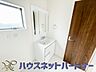 洗面：大きく見やすい三面鏡で清潔感ある洗面台は、身だしなみチェックや肌のお手入れに最適です。何かと物が増える場所だからこそ、スッキリと見映えの良い空間に拵えました。