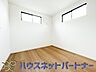 洋室：独立性を高めたお部屋。たっぷりの収納も配備しており、片付いた空間を現実出来そう。陽光も降り注ぐ明るく開放的な空間が魅力的。