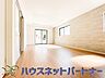 室内：忙しい朝でも家族揃って食事をして頂ける、ゆとりある大きさのダイニングスペース。奥様の手料理をカウンター越しに受けとって頂き、テーブルで囲む素敵な時間を存分にお愉しみ下さい。