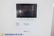 来訪者の様子を室内TVモニターでチェック。対応したくないセールスを断りやすく、子どもに留守番をさせるときも安心。不在時の来訪者を録画でき、犯罪抑止効果も期待できます。