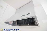 調理の際に発生する汚れた空気（二酸化炭素、油煙、水蒸気、ニオイなど）を、ダクトを通して屋外に排出しています。
