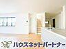 室内：忙しい朝でも家族揃って食事をして頂ける、ゆとりある大きさのダイニングスペース。奥様の手料理をカウンター越しに受けとって頂き、テーブルで囲む素敵な時間を存分にお愉しみ下さい。