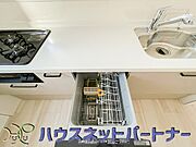 食器洗浄機付きなので、食器洗いの煩わしさから開放されて時間を有効活用できます。手荒れ防止にもなりますよ。