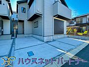 駐車場がある戸建を持つ最大のメリットは、駐車場代金を支払い続ける必要がないことです。賃貸住宅に住んでいる方が、戸建の購入を考えるきっかけに挙げることが多いようです。