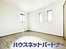 洋室：2面窓のある風通しの良いお部屋は心も体も元気にしてくれます。自分だけのお部屋作りを楽しんでみては。