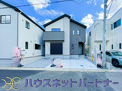 外観:堂々たる趣ながら、主張し過ぎずどこか余裕を感じさせるシャープなフォルムで佇む邸宅は、晴天の空と照らし合わせる事で、本来あるべき完成形の姿を見せてくれます。 外観:堂々たる趣ながら、主張し過ぎずどこか余裕を感じさせるシャープなフォルムで佇む邸宅は、晴天の空と照らし合わせる事で、本来あるべき完成形の姿を見せてくれます。