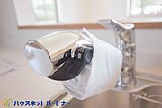一つの蛇口で「原水（水道水）」「シャワー」「浄水」を切り替えられる、浄水器を内蔵した混合水栓です。浄水は、水栓本体の首部分に付属のカートリッジをセットして使用します。