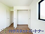 壁面クローゼットのメリットは、衣類が横一列に並ぶためひと目で洋服が選びやすいこと。衣類をたくさんお持ちの方も、限られたスペース内に無理なく収納することができます。