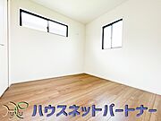2面窓のある風通しの良いお部屋は心も体も元気にしてくれます。自分だけのお部屋作りを楽しんでみては。