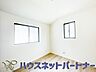 子供部屋：柔らかな光り差し込む家族に優しい洋室は子供部屋にぴったり。